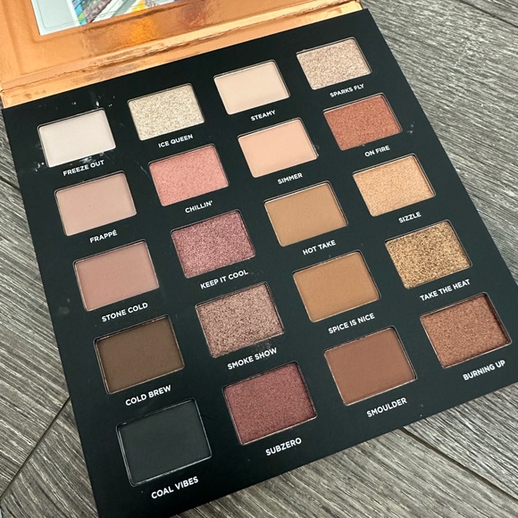 Iconic London Hotting Up Eyeshadow Palette NEW - Picture 4 of 5